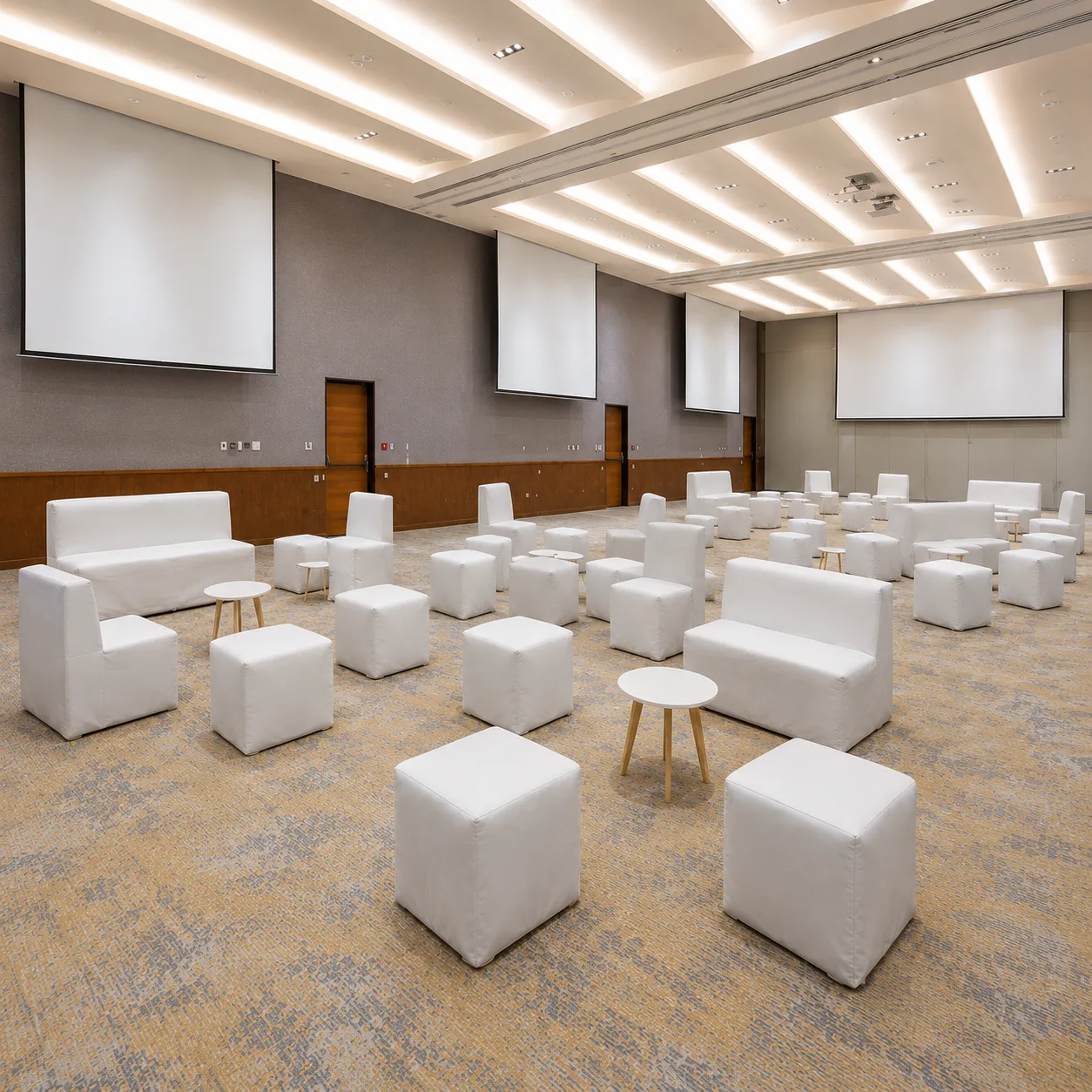 Sala lounge blanca montada en jardin para evento en CDMX